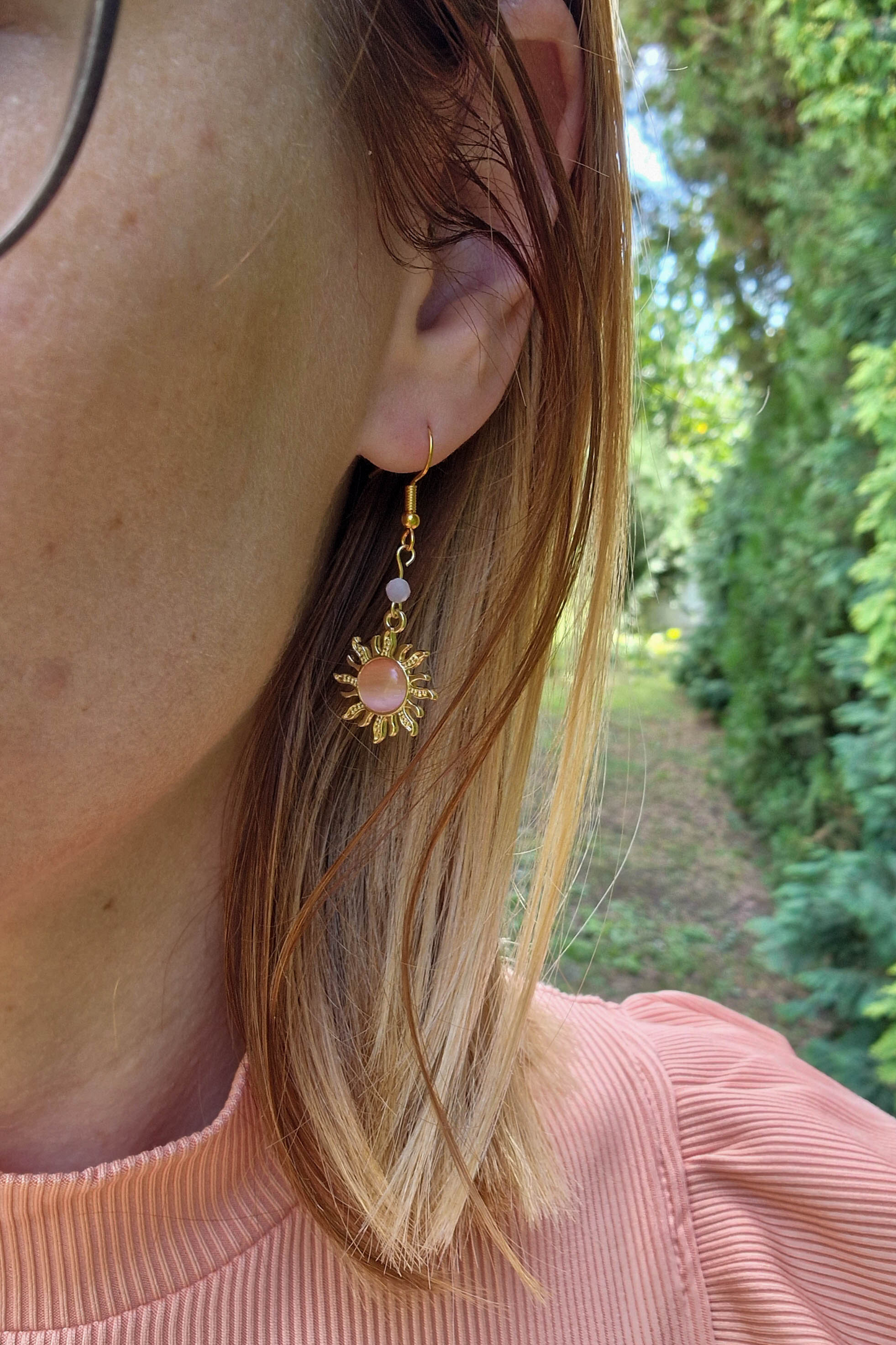 Narancs napocskás fülbevaló, a fülbevaló hossza kb 2,5 cm, nikkelmentes, így az arra érzékenyek is viselhetik