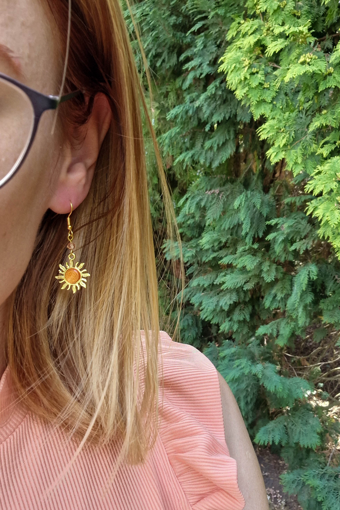 Narancs napocskás fülbevaló, a fülbevaló hossza kb 2,5 cm, nikkelmentes, így az arra érzékenyek is viselhetik