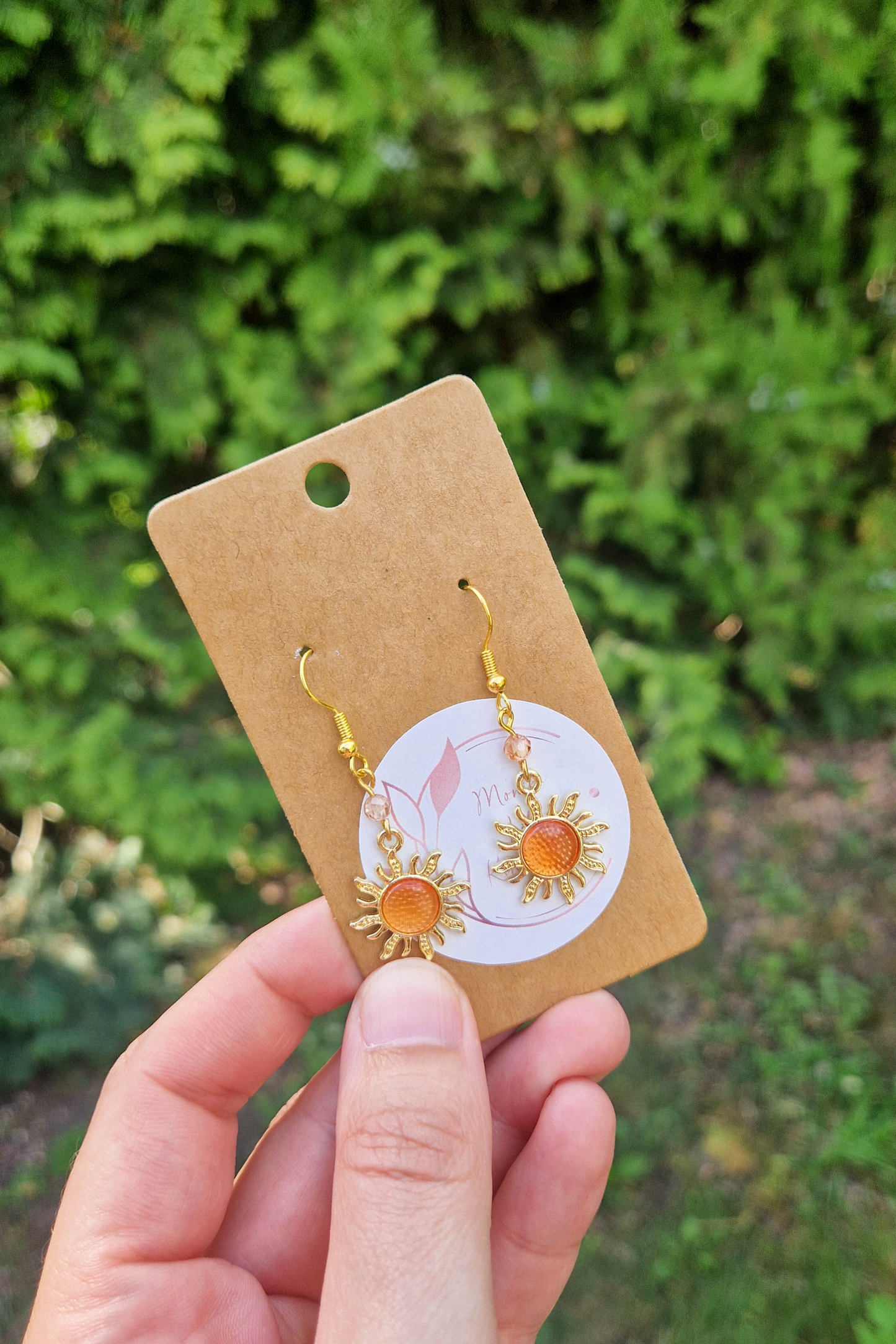 Narancs napocskás fülbevaló, a fülbevaló hossza kb 2,5 cm, nikkelmentes, így az arra érzékenyek is viselhetik